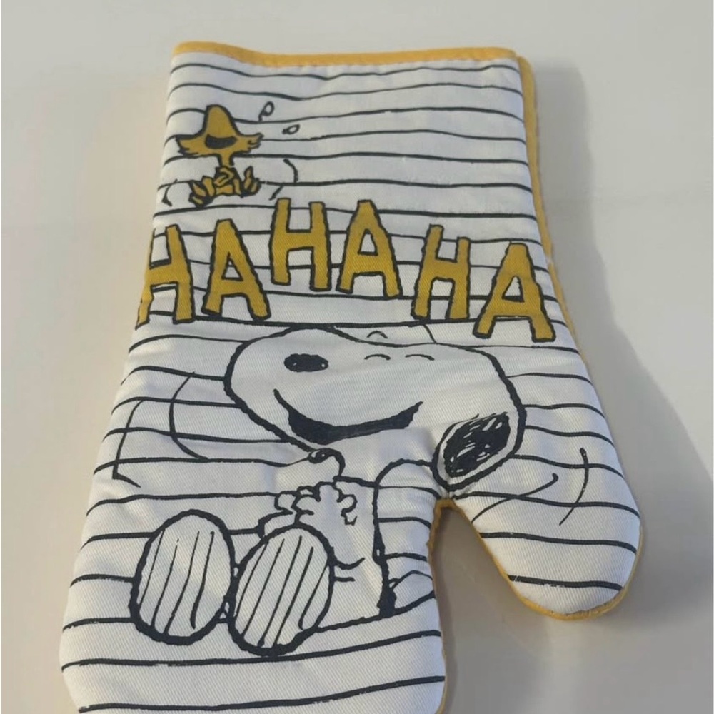 Snoopy Oven Glove- White and Yellow